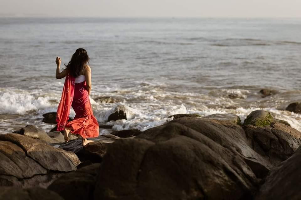 shining-with-gracefully-refined-aura-amidst-the-whirls-of-wind-and-the-swirls-of-waves-actress-ramya-pandian-steals-our-senses-in-these-latest-clicks